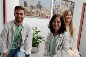 Rocío Vázquez, Alberto Onteniente y Teresa Molina, farmacéuticos del Hospital Universitario de Getafe, que están desarrollando el proyecto.