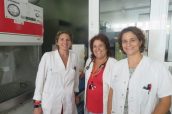 Victoria Morales, jefa del servicio de Farmacia del Hospital Dr. Negrín; Angelines Lemes, médico del servicio de Hematología, y Silvia Costas, enfermera de Hospitalización a Domicilio.