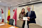 El presidente, Rafael Martínez Olmedo, así como de María Vidal Villa, coordinadora de actividades de voluntariado y sensibilización en Valladolid de la entidad beneficiaria.