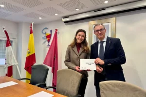 El presidente, Rafael Martínez Olmedo, así como de María Vidal Villa, coordinadora de actividades de voluntariado y sensibilización en Valladolid de la entidad beneficiaria.