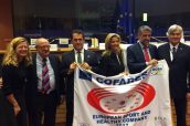 Parte del equipo de Cofares, en el Parlamento Europeo.