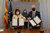 La ministra de Sanidad, Carolina Darias, y el presidente de AstraZeneca España, Rick Suárez, tras la firma del acuerdo.