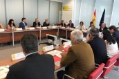 Imagen de la reunión de la ministra de Sanidad, Dolors Montserrat, con el Consejo Rector de la Aemps.