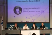 De izquierda a derecha: Juan Bueren, Director de la Unidad de Innovación Biomédica CIBERER - CIEMAT; Marina Pollán, Directora del ISCIII; Ion Arocena, Director General de AseBio; y Damián García del Olmo, Catedrático de Cirugía TERAV.