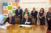 Imagen de la firma del convenio entre Bidafarma y la Universidad de Salamanca.