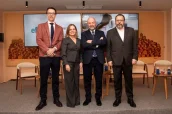 Matthijs van Meerveld, codirector de la Plataforma de Oncología de Efpia; Fina Lladós, presidenta de Farmaindustria; Alberto Jara, director gerente del SESCAM, y César Hernández, director de la Cartera Común de Servicios del SNS y Farmacia.