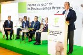 Jesús Aguilar interviene en la inauguración de la jornada sobre medicamentos veterinarios.