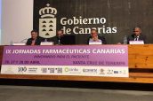 Mesa inaugural de las IX Jornadas Farmacéuticas Canarias, con los presidentes de los colegios de farmacéuticos provinciales, el presidente del CGCOG y el consejero de Sanidad canario