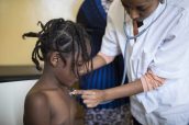 Una médico ausculta a una niña en la Clínica Pediátrica de Meki.