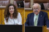 Inmaculada Nieto, diputada de Adelante Andalucía y Jesús Aguirre, consejero de Salud, en el Parlamento de Andalucía.