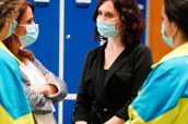 Isabel Diaz Ayuso, presidenta de Madrid, hablando con profesionales sanitarios con mascarillas