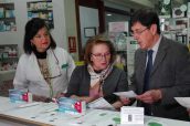 El consejero de Sanidad de Murcia, Manuel Villegas y la presidenta del COF de Murcia, Isabel Tovar, en visita a una farmacia murciana. Foto de archivo