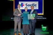 Jesús Carlos Gómez, Presidente de SOCFIC, y Carlos Maurício Barbosa, Vicepresidente, recogiendo el premio