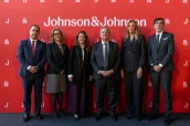 David Beas, Government Affairs & Market Access Director de Johnson & Johnson Innovative Medicine; María Fernanda Prado, directora general de J&J; Fátima Matute, consejera de Sanidad de la Comunidad de Madrid; Jordi Hereu, ministro de Industria y Turismo; Paloma Tejero, alcaldesa de Pozuelo de Alarcón; y Miguel Freitas, General Manager Surgery de J&J MedTech.