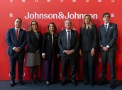 David Beas, Government Affairs & Market Access Director de Johnson & Johnson Innovative Medicine; María Fernanda Prado, directora general de J&J; Fátima Matute, consejera de Sanidad de la Comunidad de Madrid; Jordi Hereu, ministro de Industria y Turismo; Paloma Tejero, alcaldesa de Pozuelo de Alarcón; y Miguel Freitas, General Manager Surgery de J&J MedTech.
