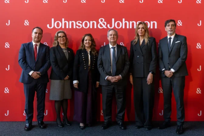 David Beas, Government Affairs & Market Access Director de Johnson & Johnson Innovative Medicine; María Fernanda Prado, directora general de J&J; Fátima Matute, consejera de Sanidad de la Comunidad de Madrid; Jordi Hereu, ministro de Industria y Turismo; Paloma Tejero, alcaldesa de Pozuelo de Alarcón; y Miguel Freitas, General Manager Surgery de J&J MedTech.