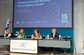 La directora del ISCIII, Marina Pollán (tercera poor la izquierda), en la apertura de la jornada junto a Ángel Carracedo y Carmen Ayuso, coordinadores de IMPaCT genómica e invetsigadores del CIBER-ISCIII, e Isabel Orbe, directora general de la Asociación Nacional contra el Cáncer (AECC, segunda por la izquierda).
