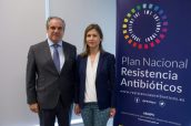 El presidente del CGCOF, Jesús Aguilar, y la directora de la Aemps, María Jesús Lamas, en la Jornada sobre resistencias antimicrobianas.