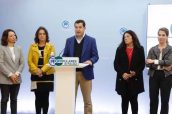 Juan Manuel Moreno, presidente del PP de Andalucía, entre la diputada Catalina García y la presidenta de Afaran, Teresa Martín