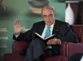 Julián García Vargas, durante un encuentro de Diariofarma