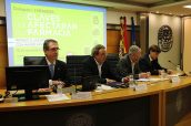 Participantes en el debate 'Las claves que afectarán a la farmacia' celebrado en el Colegio de Farmacéuticos de Zaragoza.