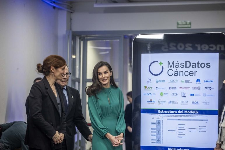 La reina Letizia, junto al presidente de la AECC, Ramón Reyes y la ministra Mónica García, momentos antes de comenzar el acto.