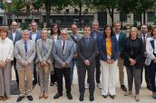 Los consejeros Mikel Irujo y Juan Cruz Cigudosa, en el centro, junto a representantes de las empresas impulsoras del Cluster.