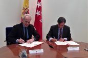 Enrique Ruiz Escudero y Luis González en la firma de la renovación del concierto y el convenio de colaboración de la Consejería y el COF.