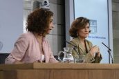 La ministra de Hacienda, María Jesús Montero, y la vicepresidenta del Gobierno, Carmen Calvo, en una rueda de prensa tras el Consejo de Ministros.