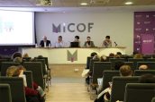 Participantes en la conferencia sobre vacunas organizada por el COF de Valencia