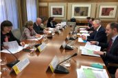 Imagen de la reunión de la ministra de Sanidad con el Comisario Europeo de Salud.