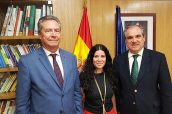 Ricardo Campos, secretario general de Sanidad, Patricia Lacruz, directora general de Farmacia y Jesús Aguilar, presidente del CGCOF.