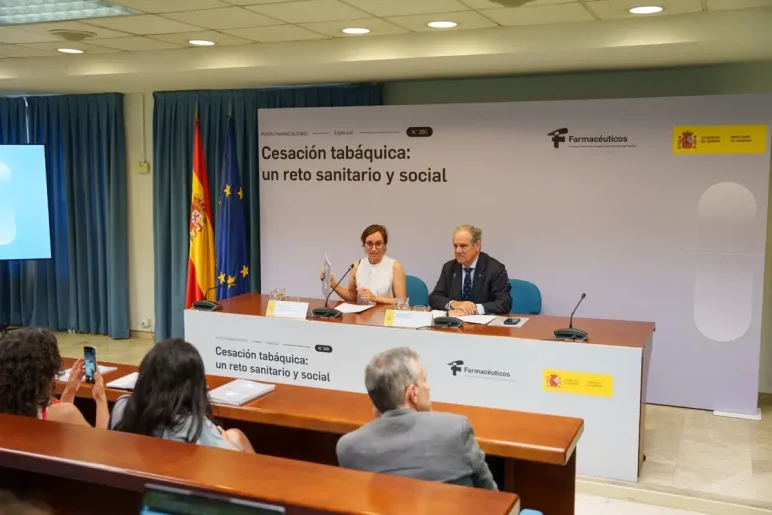 Presentación del estudio por la ministra de Sanidad, Mónica García y el presidente del CGCOF, Jesús Aguilar.