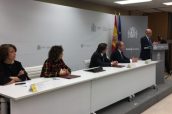 Imagen de la firma de la renovación del convenio entre Hacienda, Sanidad y Farmaindustria.