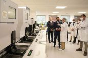 El presidente de la Junta de Andalucía atiende las explicaciones sobre el funcionamiento del nuevo laboratorio.