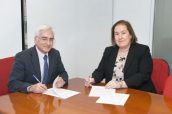 Imagen de la firma del acuerdo entre el Departamento de Salud y el COF de Navarra para promover la deshabituación tabáquica.