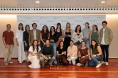 Nuevos colegiados en la entrega de insignias junto con miembros de la Junta de Gobierno del COFB
