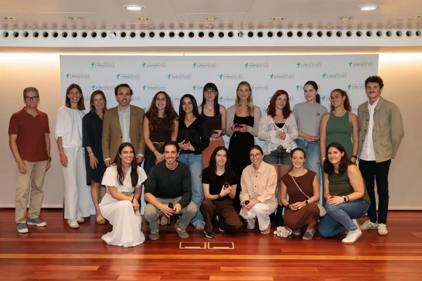 Nuevos colegiados en la entrega de insignias junto con miembros de la Junta de Gobierno del COFB