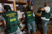 Agentes de la Guardia Civil en una incautación de medicamentos.