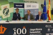 Imagen de la firma del acuerdo entre el COF de Tenerife y Bancofar.