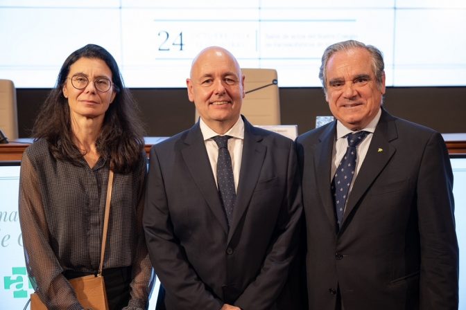 García Mongars, en el centro, junto a Begoña Comendador y Jesús Aguilar.