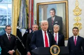 Donald Trump en el despacho oval en la presentación del primer acuerdo con una compañía farmacéutica.