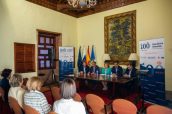 Imagen de la reunión del COF de Tenerife con autoridades y profesionales sanitarios de La Palma con motivo del Centenario.