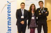 Pablo Bengoa e Isabel Rosa, de Farmavenix, junto al inspector Javier Molinera.