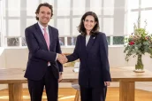 Pablo Crespo y Lucia Salas, tras la firma del acuerdo.