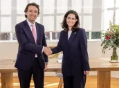 Pablo Crespo y Lucia Salas, tras la firma del acuerdo.