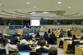 Imagen de luna intervención reciente del actual presidente de la PGEU, Rajesh Patel, en el Parlamento Europeo.