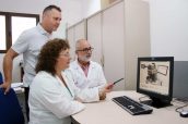 La farmacéutica del Hospital Dr. Peset, Ana Cristina Cercós, visualiza el nuevo dispositivo.