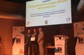 Imagen de la entrega del Premio OAT al CGCOF por el programa conSIGUE.