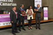 Carmen Peña y Jesús Aguilar reciben la distinción del Consejo canario en las IX Jornadas Farmacéuticas de las Islas.